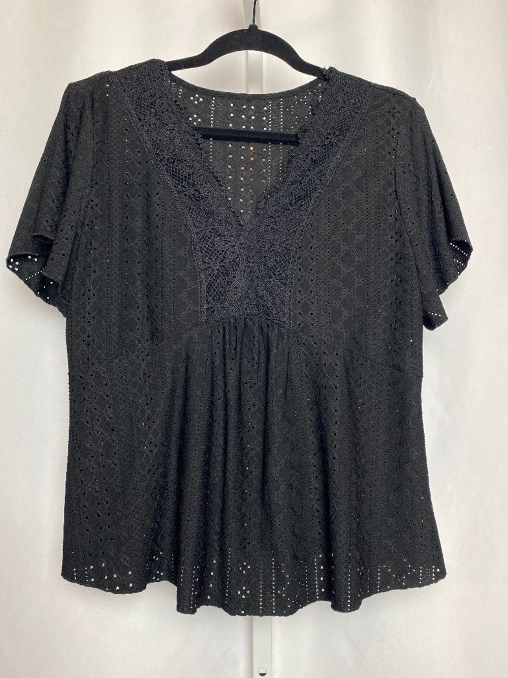 💙5/$15 Womenʻs Plus Size Black Eyelet V-Neckline Flutter Sleeve Boho Blouse XXL
